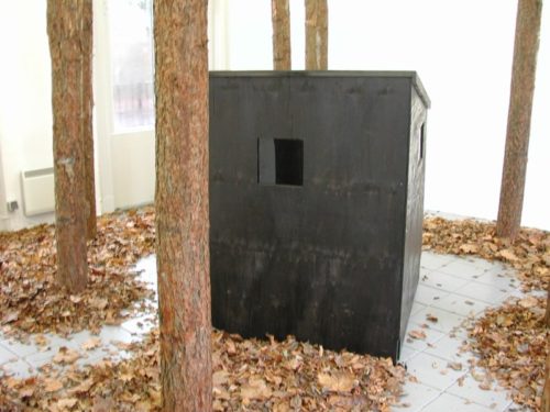 Skit - een kluizenaarshut waarin de angst en de ziel kunnen worden opgeborgen, 2006 Installatie in perron I, Delden